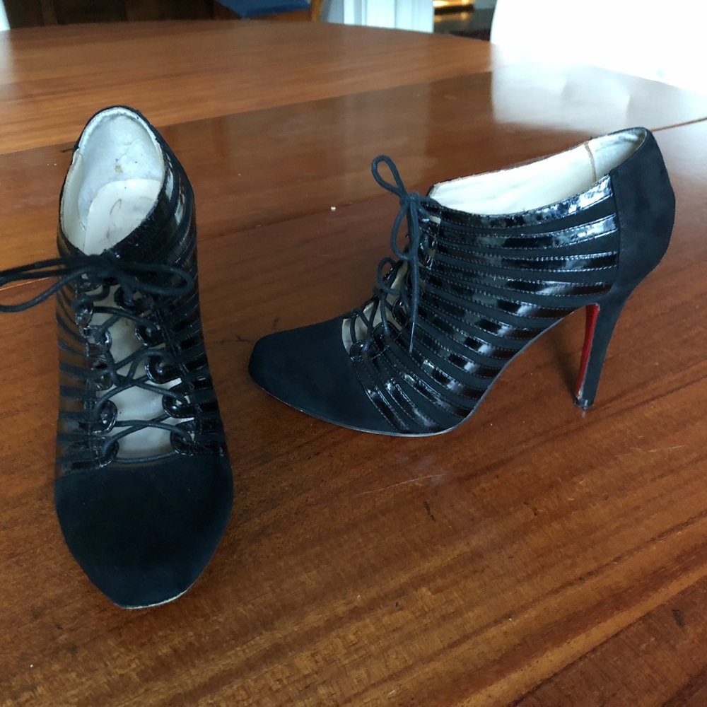 Christian Louboyin Inverness booties Laced up suede patent leather